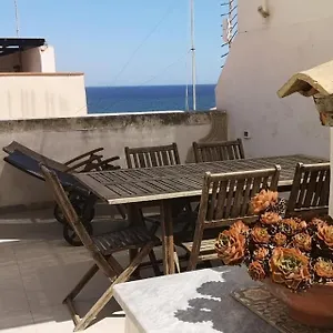 full-house-with-sea-view-terrace-in-ortigia.sicilyhotelsitaly.net/